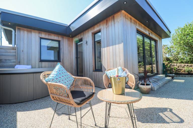 Family-friendly cottage with hot tub & garden | Pets are welcome — photo 2