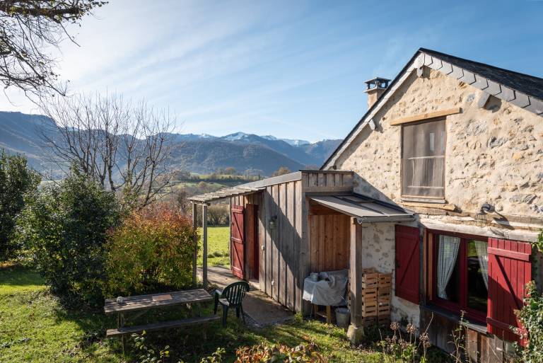 Family-friendly vacation home with patio, fast internet & yard | Mountain view | Suitable for remote work | Pet-friendly in Tarbes