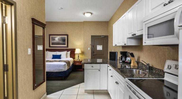 REDWOOD INN AND SUITES — photo 3