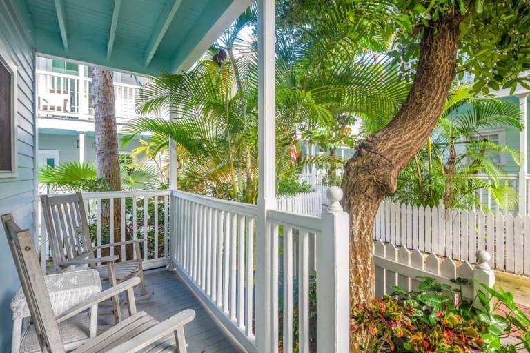 Family-friendly house with yard, fast internet & pool | Next to Mallory Square | Sea view | Pets allowed — photo 2