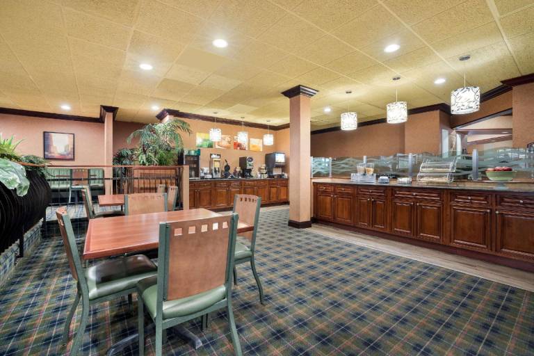 Quality Inn & Suites Syracuse Fairgrounds — photo 4