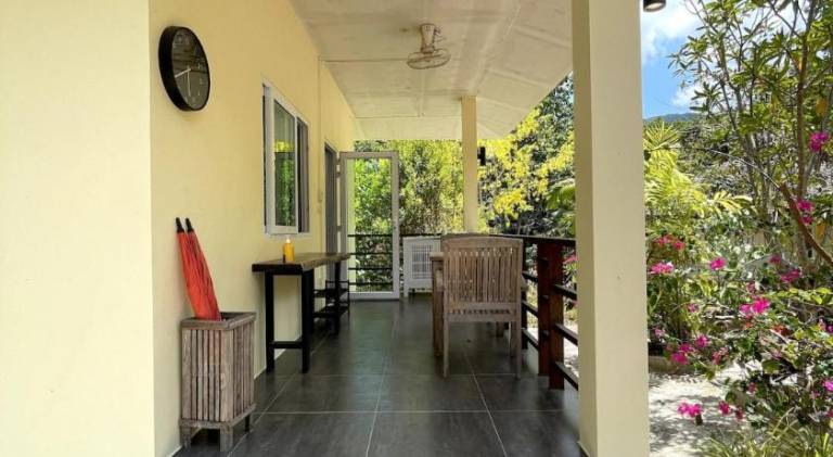 House with terrace & yard — photo 3