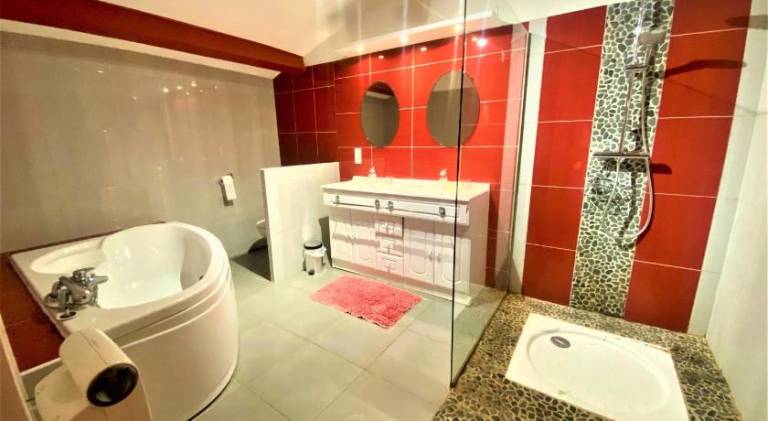 Gite et chambre d'hotes LE MERCOIRE, piscine chauffee et jacuzzi — photo 2