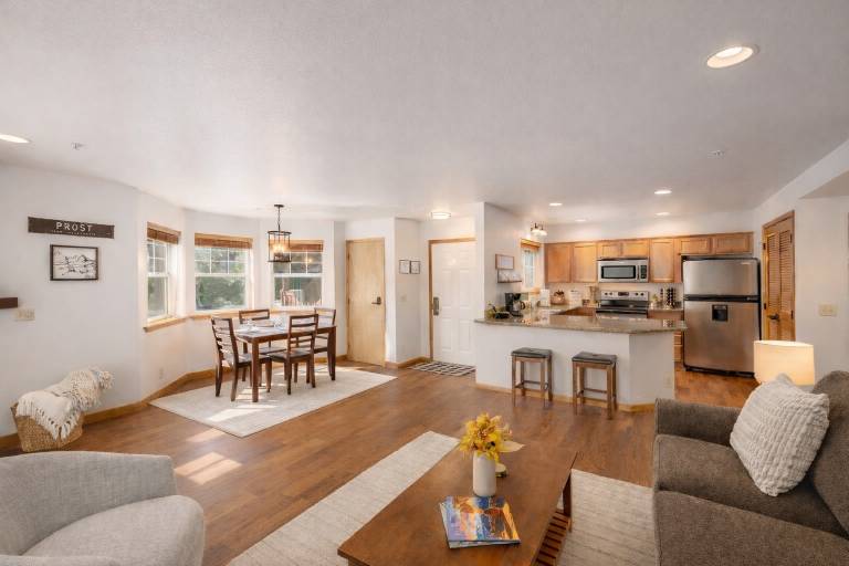Condo with heated pool, barbecue & hot tub — photo 4