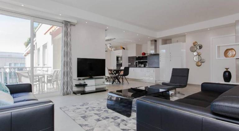 Marriott- Croisette: Superb 3 bedrooms/ 3 baths in Cannes