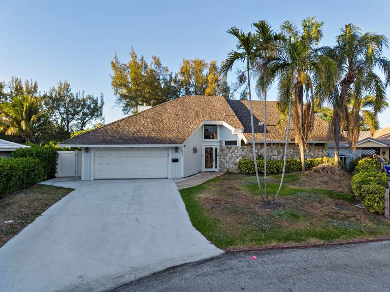 Children-friendly beautiful villa with yard, pool & jacuzzi | River view | Dogs allowed in Pompano Beach, FL