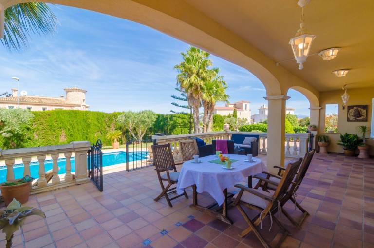 Villa with barbecue, yard & private pool — photo 3