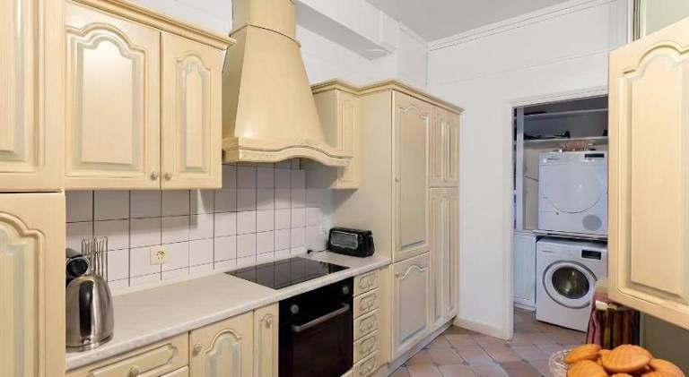 Fully equipped beautiful holiday apartment with hot tub & terrace | Near Arc de Triomphe | Good for workation | Pets are welcome — photo 5