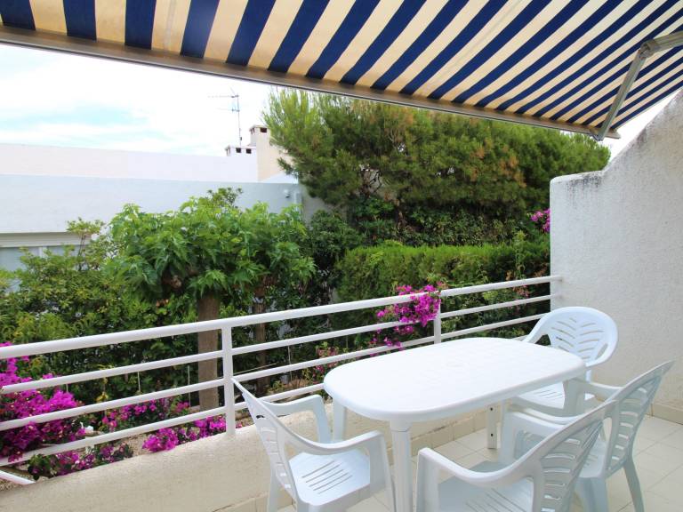 Spacious Ground Floor Apartment with Terrace & Garden, 200m from Grifeu Beach — photo 2