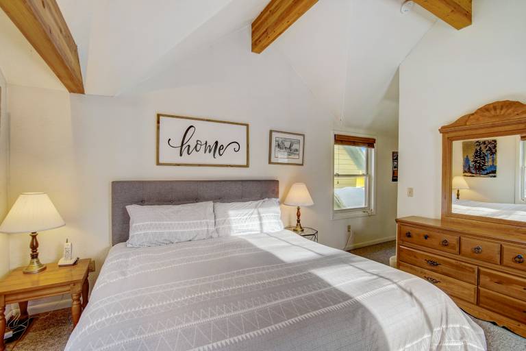 Walking Distance from Downtown - Comfortable, Cozy & Pet Friendly Home! — photo 5