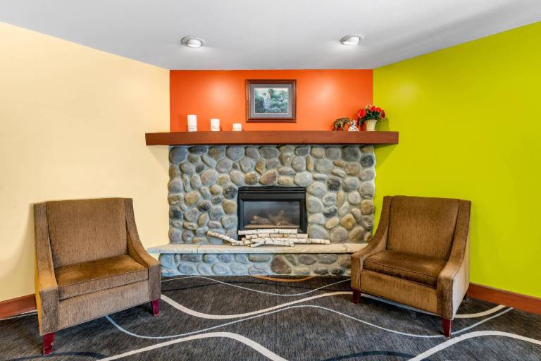 Econo Lodge Inn & Suites — photo 3