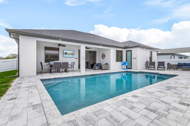 Vacation home with private pool & barbeque in Cape Coral, FL