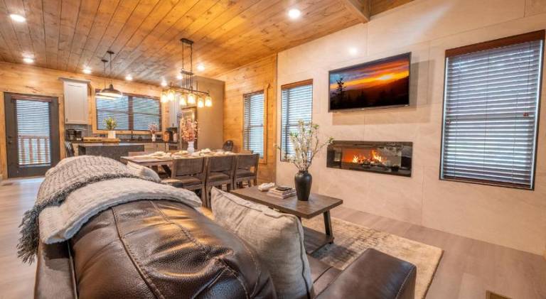 House with hot tub & pool — photo 2