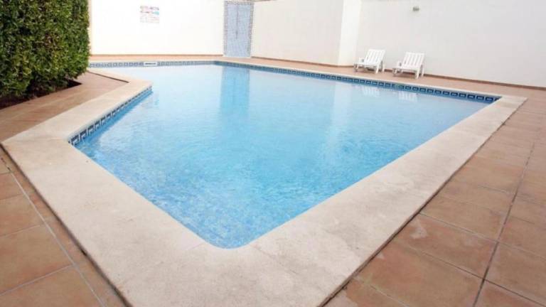 Apartment with terrace, yard & pool in Albufeira