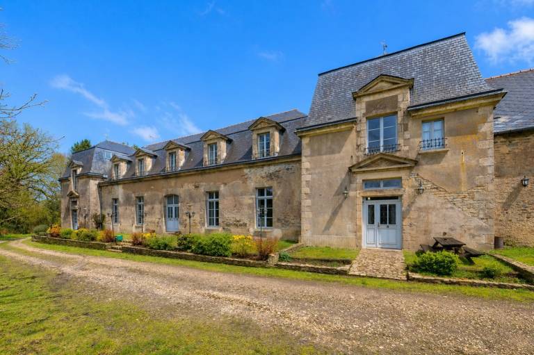 Vacation home with terrace, BBQ & garden | Garden view in Pontivy