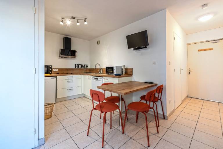 Family-oriented charming holiday apartment with patio, fast internet & barbecue | Next to the beach | Dogs allowed — photo 4