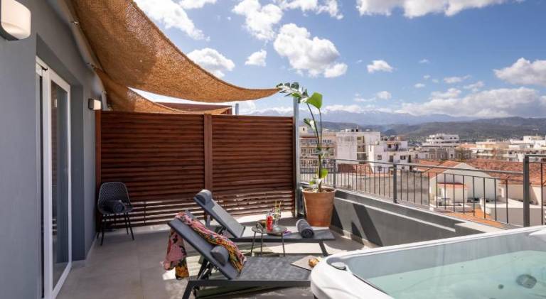 Rental apartment with patio & hot tub — photo 2