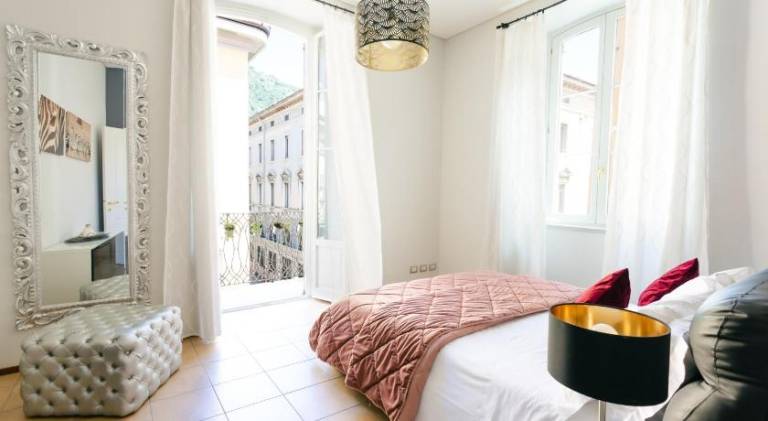 Children-friendly nice apartment with terrace | Next to Como Cathedral | Good for workation | Pets allowed in Brunate
