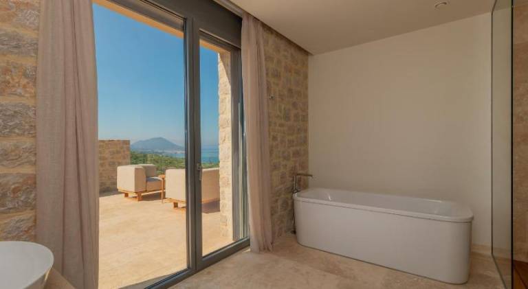Villa with barbecue, private pool & yard — photo 5