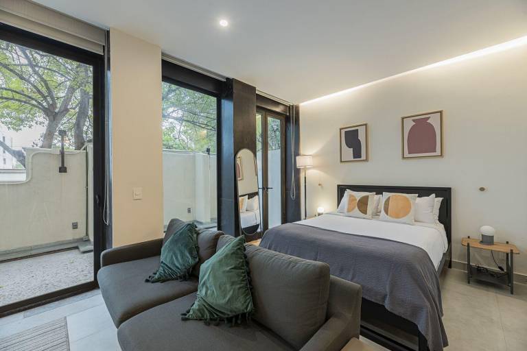 Pleasant serviced apartment with patio | Pets allowed — photo 2