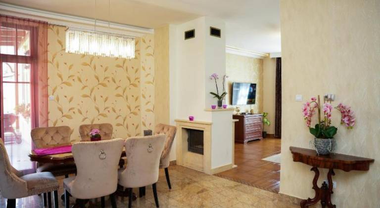 Villa with sauna, patio & hot tub | Pet-friendly — photo 3
