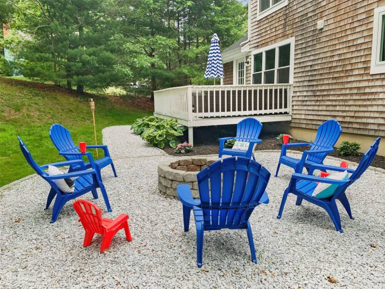 Vacation home with patio, barbecue & yard — photo 3