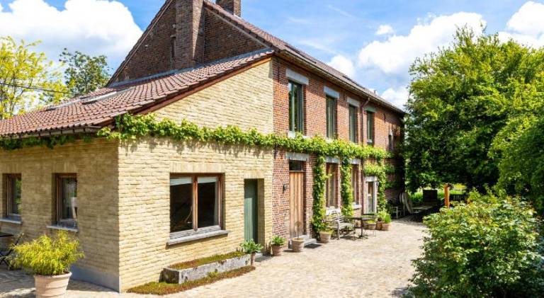Vacation home with pool, patio & barbeque in Hasselt