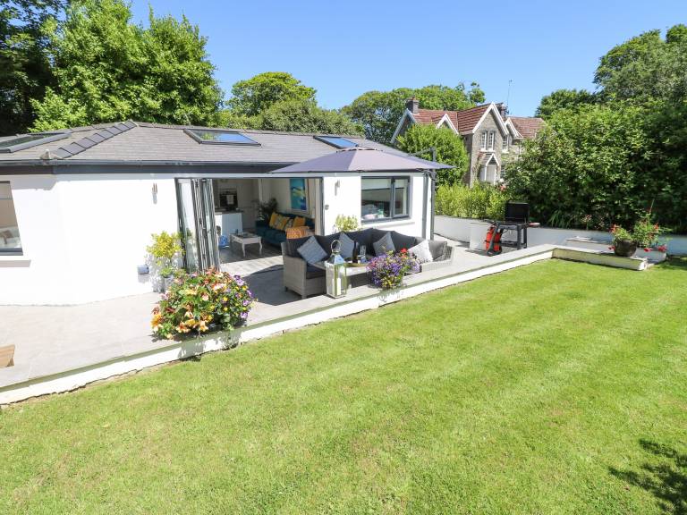 Family-oriented lovely cottage with garden & hot tub | Beach view | Pets are welcome — photo 3