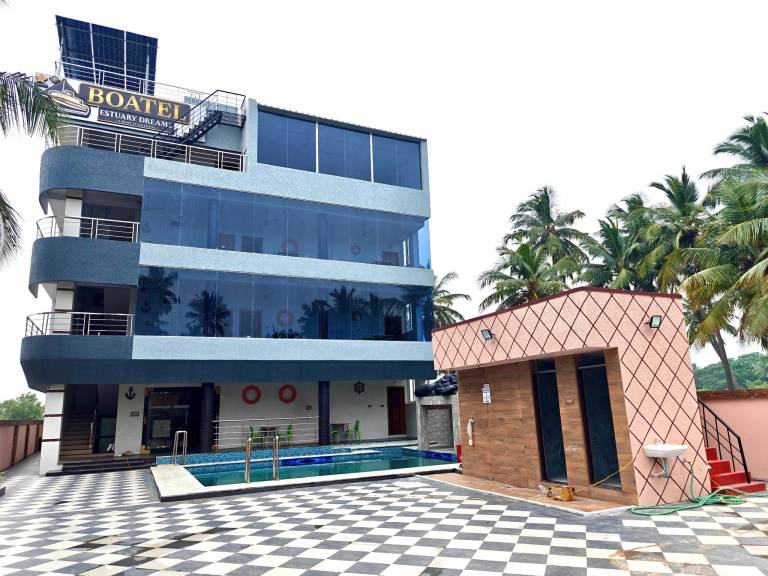 Estuary Dreamz BOATEL