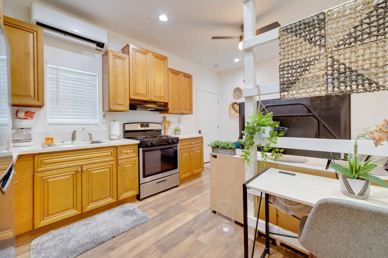 Work & Play! Studio Retreat 2 Mi to Dtwn Riverside — photo 2