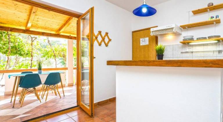 Holiday apartment with terrace, garden & grill — photo 5