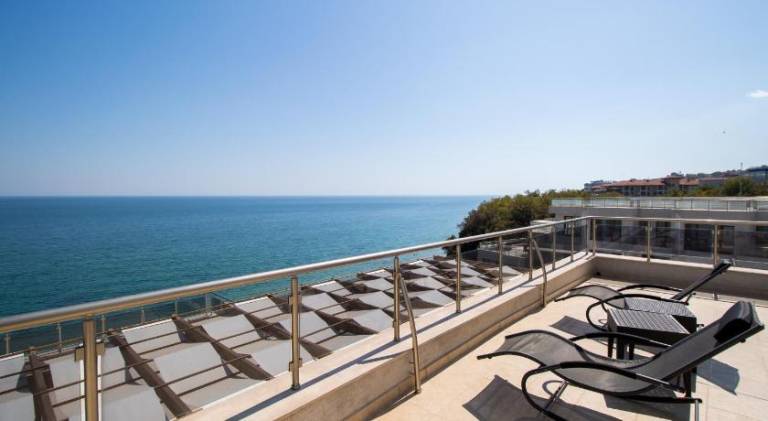 Apartment with yard, pool & patio in Varna
