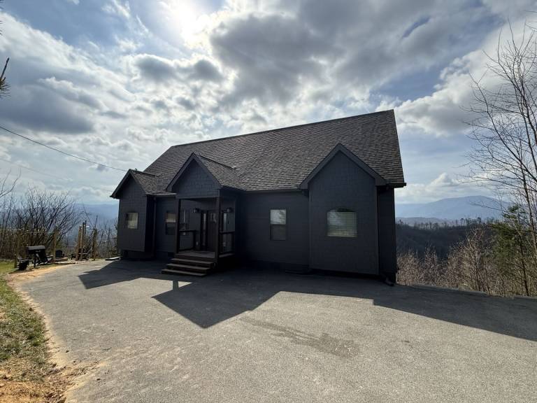 Viewtopia - Luxury Smoky Mountain Cabin in Gatlinburg Views, Hot Tub, Firepit & Game Loft — photo 3