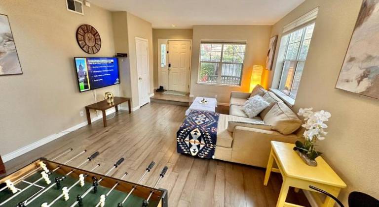 Villa with hot tub & pool in Santa Clara, CA