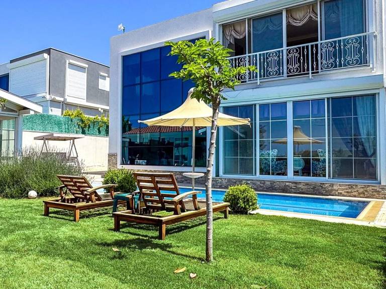 Vacation home with private pool, terrace & yard in Kusadasi
