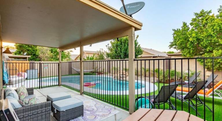 House with pool — photo 5