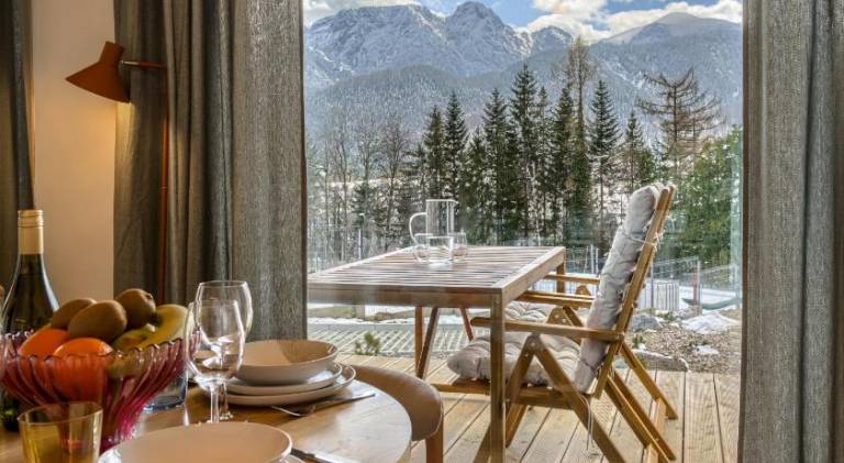 Chalet with patio, jacuzzi & yard | Pet-friendly — photo 3