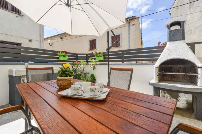 Charming vacation home with patio & barbeque | Dogs allowed — photo 3