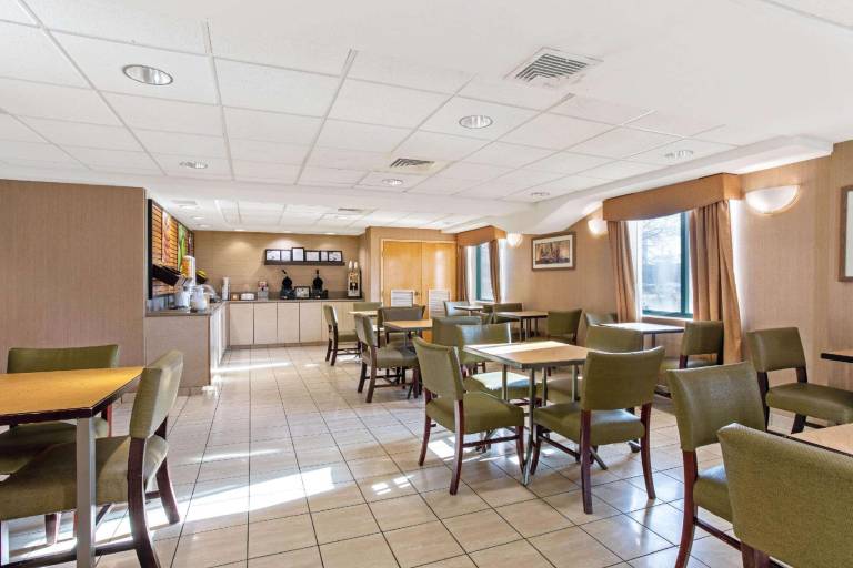 La Quinta Inn & Suites by Wyndham Boston Somerville — photo 4