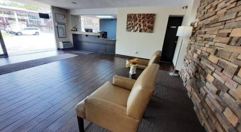 OYO Hotel Moline Downtown IL I-74 North — photo 5