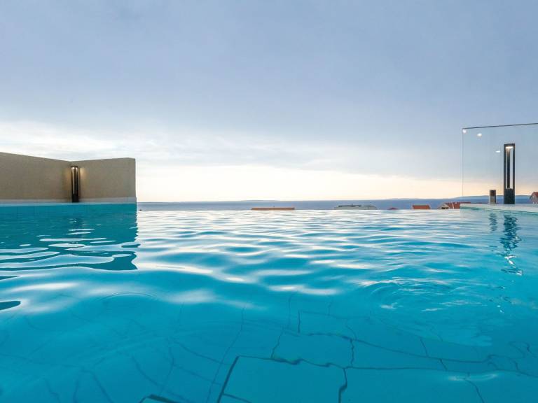 Fully equipped spacious vacation home with BBQ, yard & private pool | Pets are welcome — photo 2