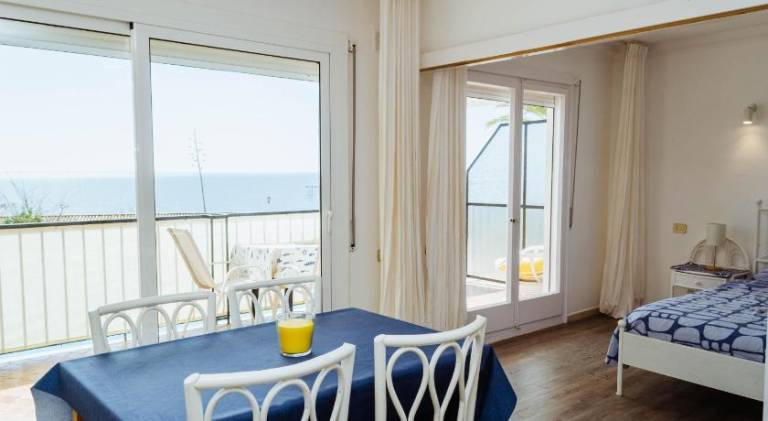 Holiday apartment with patio & private pool — photo 2