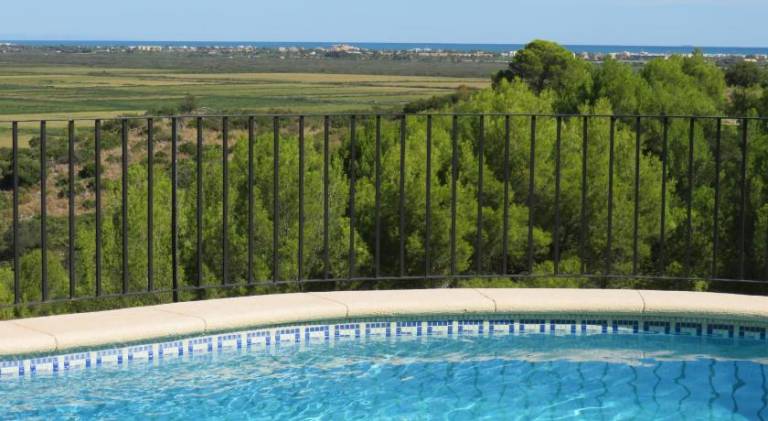 Vacation home with private pool, terrace & barbeque in Denia