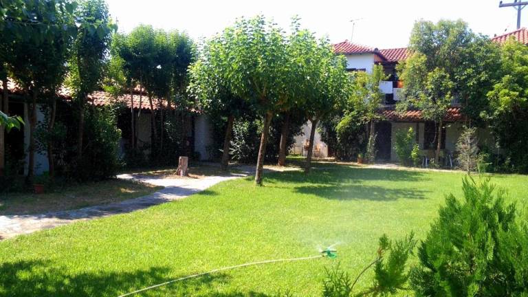 Rental apartment with terrace, barbecue & yard | Garden view — photo 2