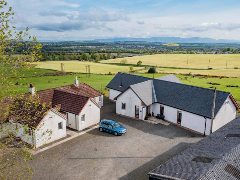 Cottage with barbeque & yard | Pet-friendly in Falkirk