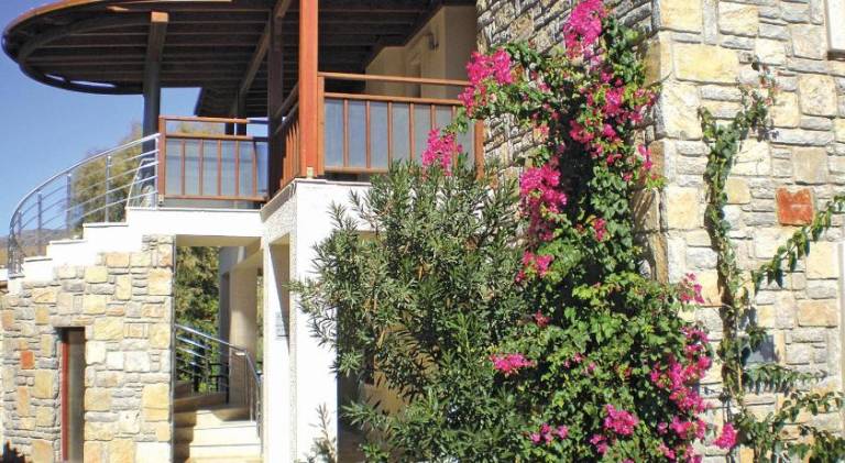 Rental apartment with pool, yard & barbeque — photo 3