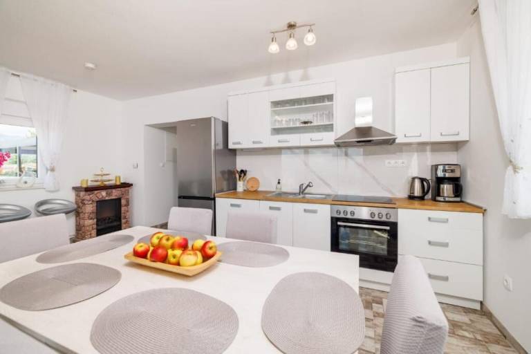 Rental apartment with barbeque, terrace & garden | Sea view — photo 4