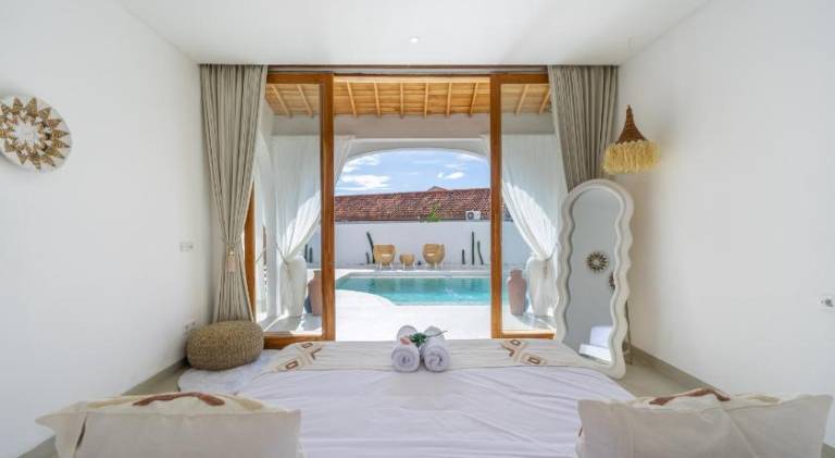 Villa with pool — photo 2