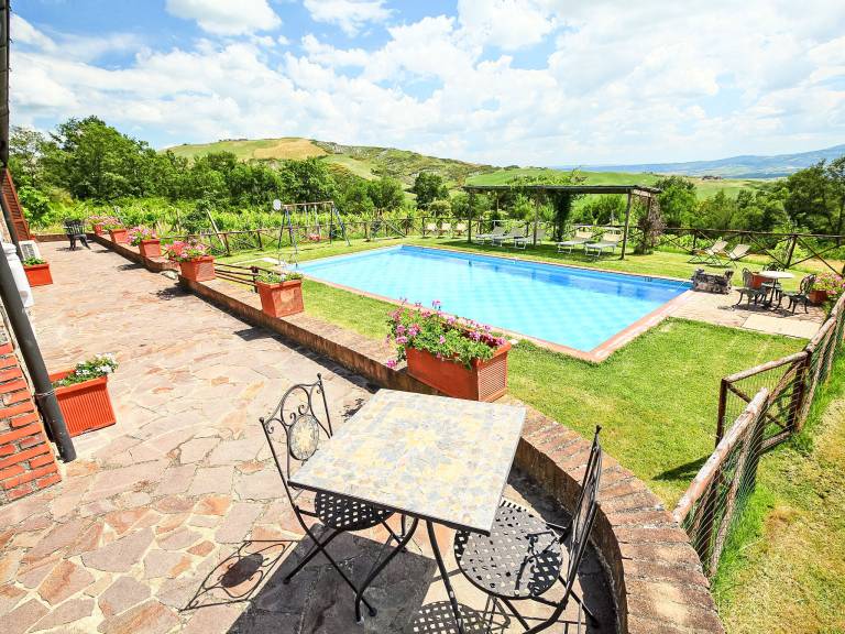 Vacation home with yard, terrace & jacuzzi — photo 5