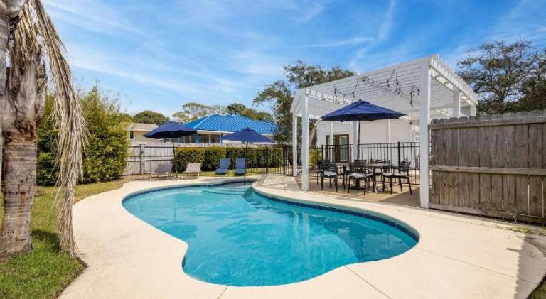 Pelican Retreat by AvantStay 5 MINS TO BEACH Pet Friendly w Pool BBQ in Miramar Beach, FL